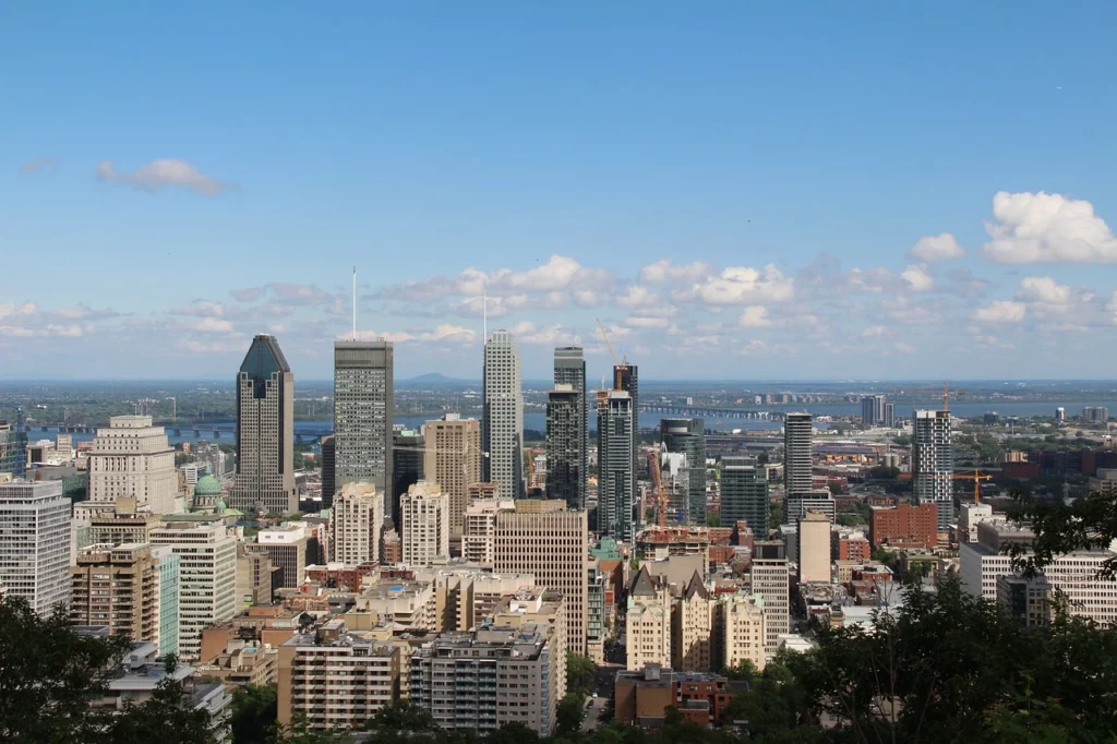 Centre-ville de Montréal avec ses immeubles modernes et son ambiance urbaine.