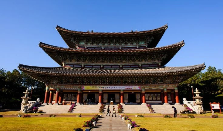 Le temple coréen sur trois étage avec des fresques externes très bien conservées.