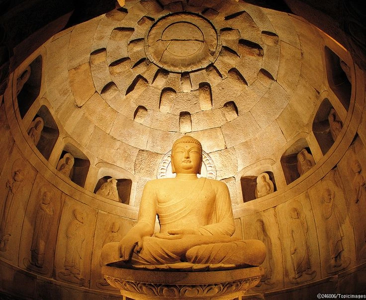 Statue majestueuse de Bouddha présente dans le temple coréen Seokguram