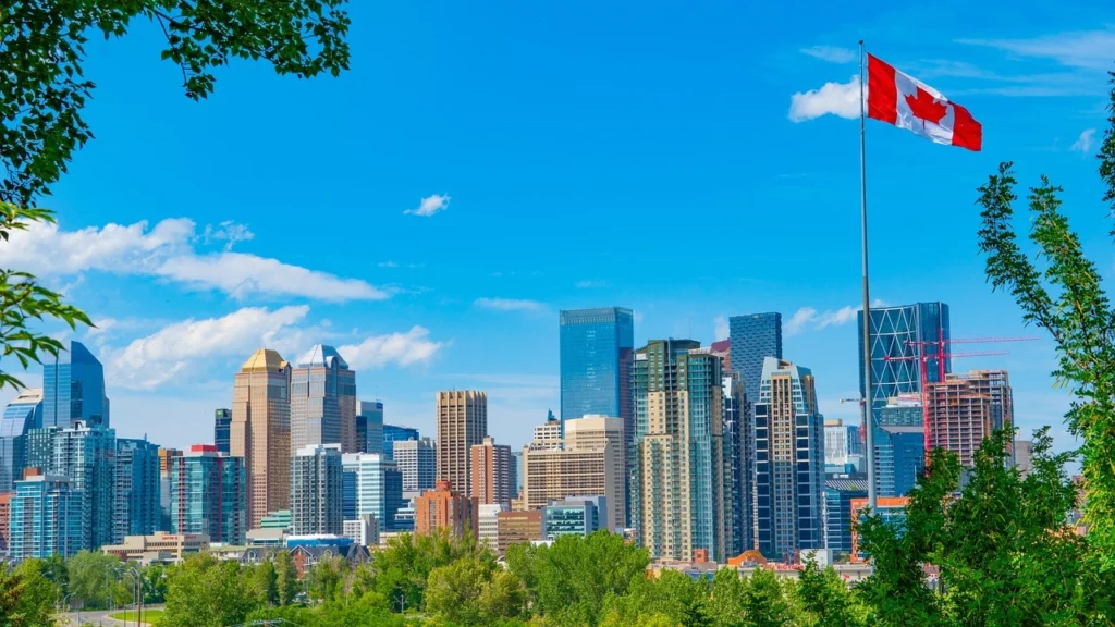 Vue du centre-ville de Calgary avec des gratte-ciels modernes et un drapeau canadien.