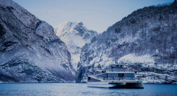 Croisiere-hivernale-dans-un-fjord-norvegien-entoure-de-montagnes-enneigees