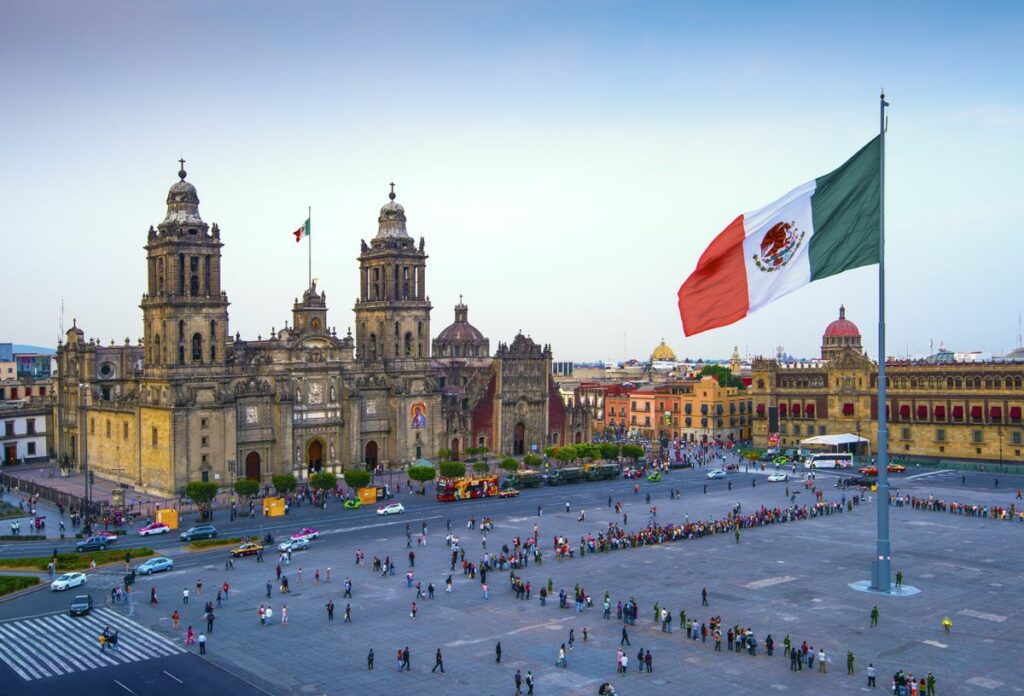 Cathédrale le Zocalo fond avec drapeau du mexique
