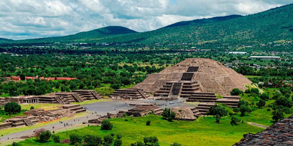 Pyramide Teotihuacán Mexico environnement vert