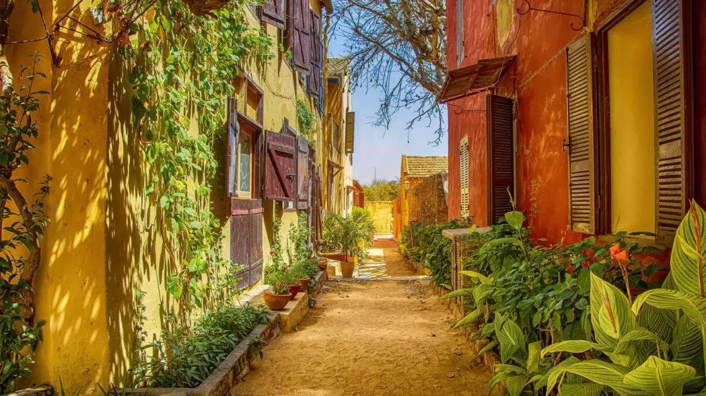 Ruelle et maisons colorés de l'Ile au Sénégal