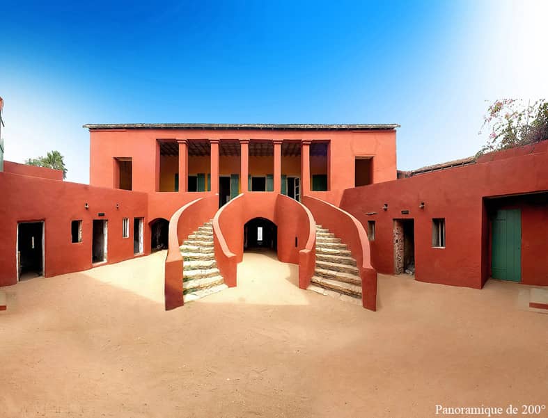 Vue d'ensemble sur la maison de l'esclavage de couleur orange au Sénégal