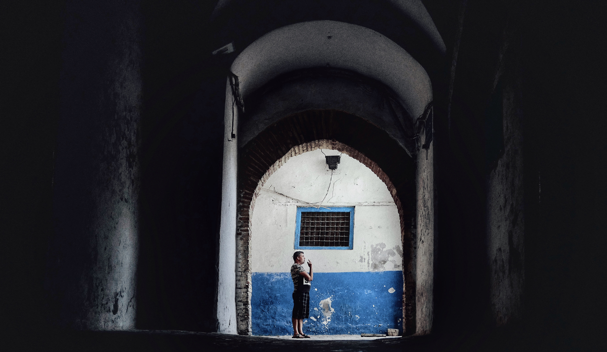 Image d'un homme dans une ruelle de la médinas de Tunis