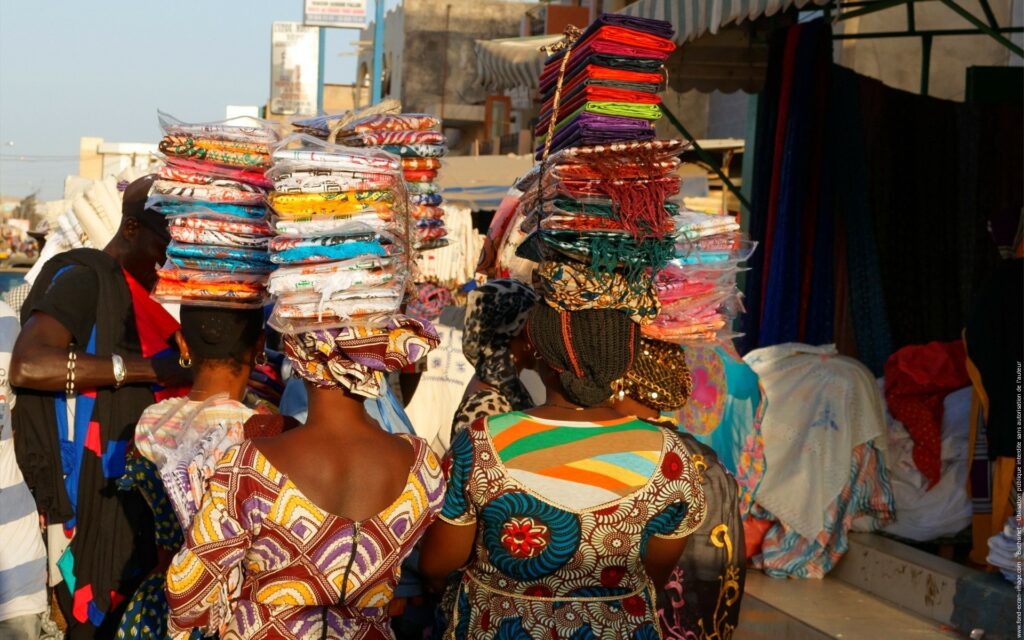 Des femmes portant des affaires aux marché du Sénégal