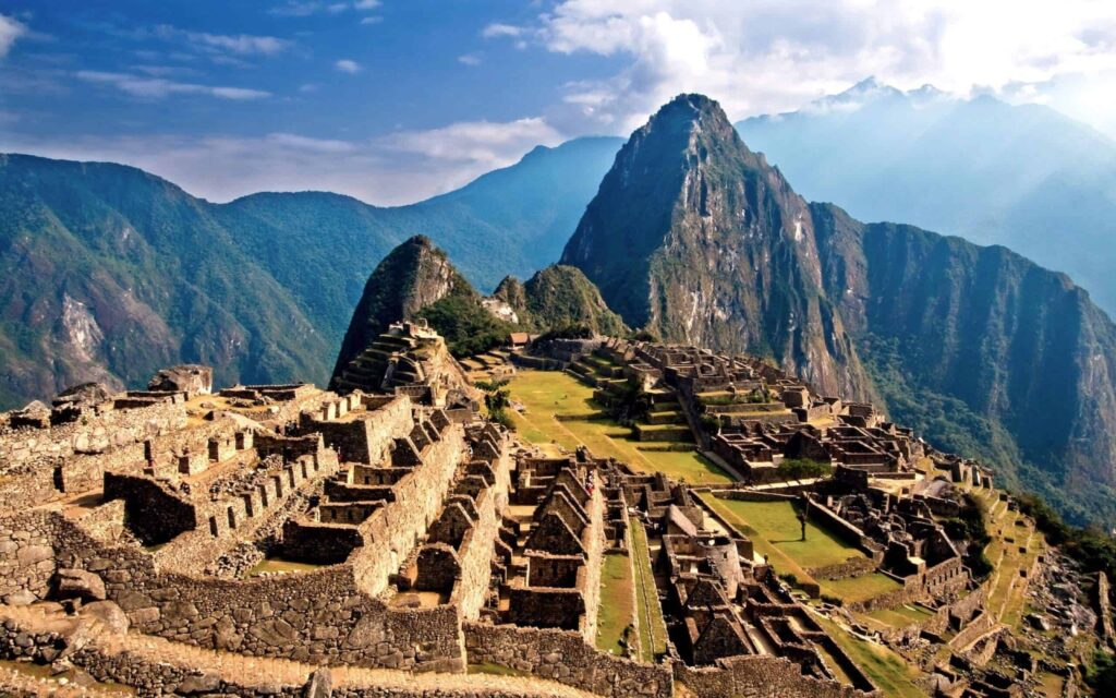 Vue spectaculaire du Machu Picchu au Pérou, un trésor inca classé parmi le Top 5 des lieux à voir avant de mourir.