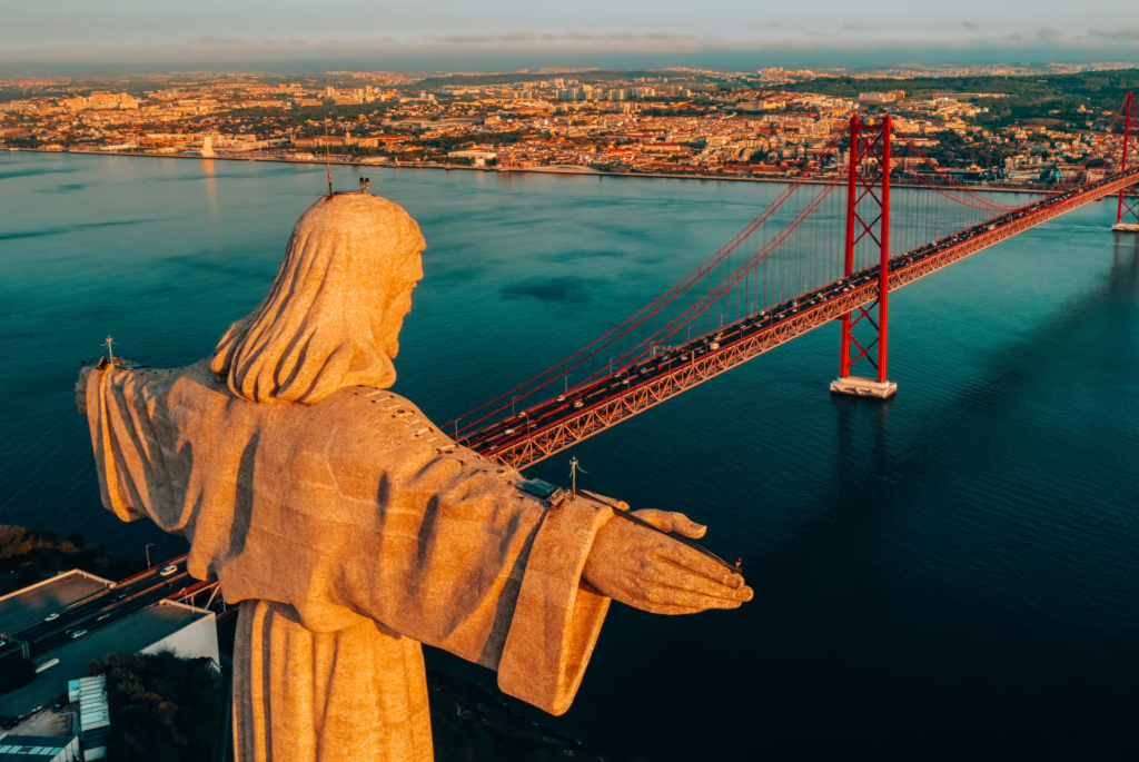 Photo du pont du 25 avril à Lisbonne avec la statue du Christ