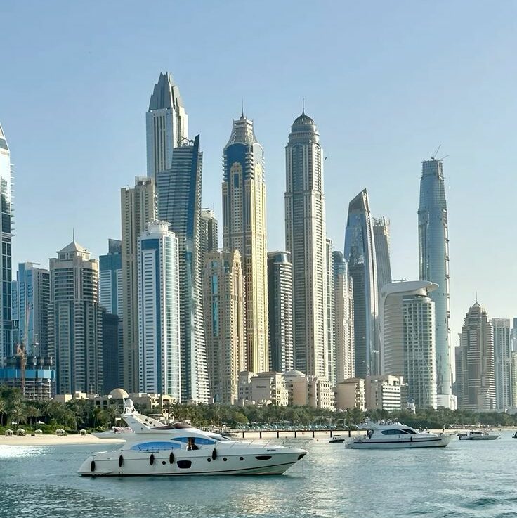 Vue spectaculaire des gratte-ciels luxueux de Dubaï et des plages artificielles.