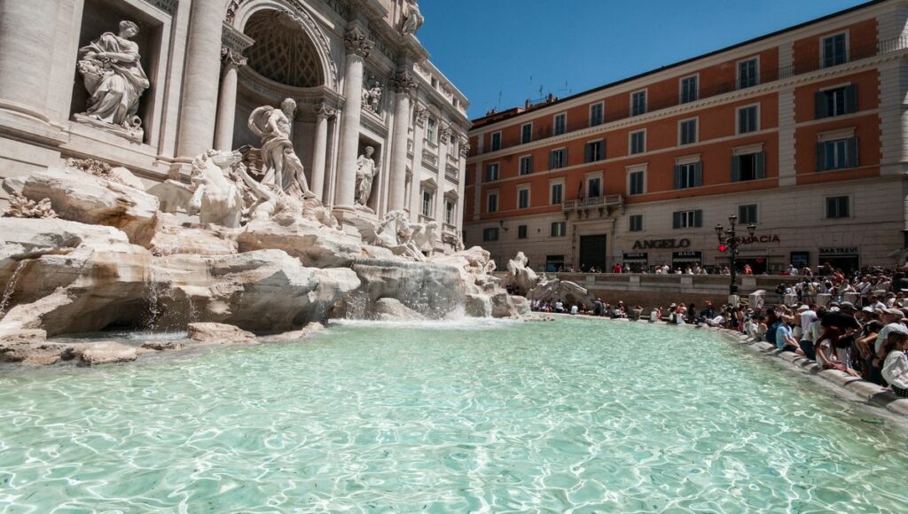 une photo de la fontaine de Trevi, on y voit son eau claire