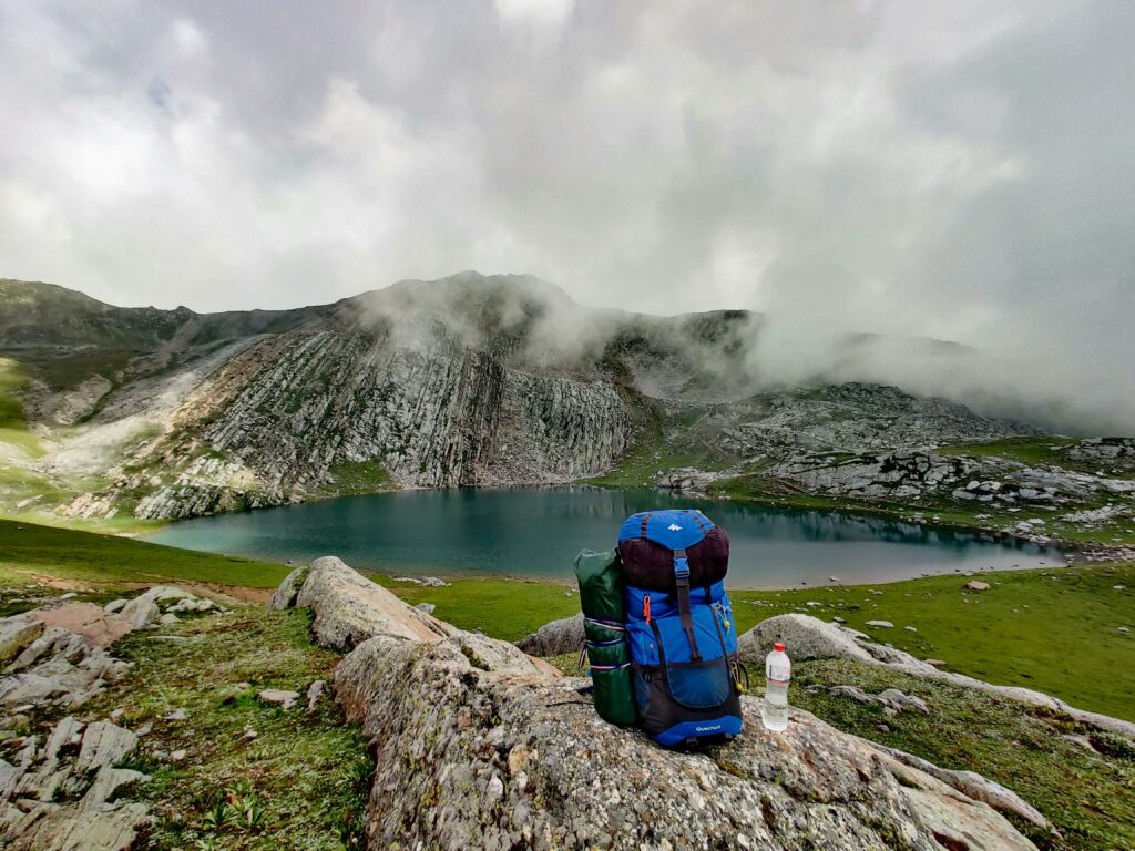 Sac au dos de voyage poser en montagne