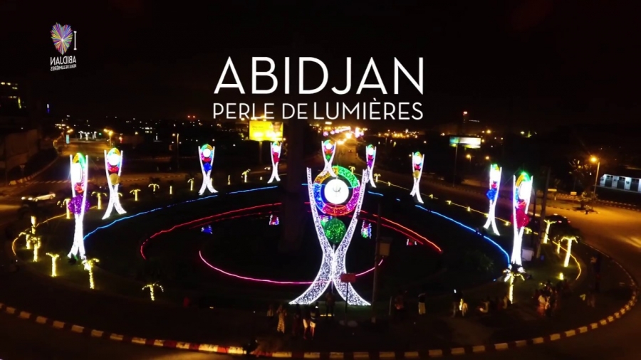 Abidjan illuminée de nuit, surnommée la Perle de Lumières.