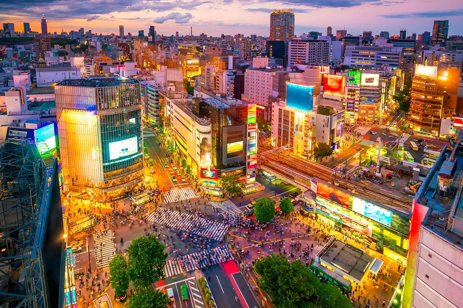 Cette image représente le quartier de Shibuya est plus précisément le passage piéton très célèbre au nom de Shibuya Crossing qui est l'une des meilleures activités à faire lors d'un séjour au Japon.