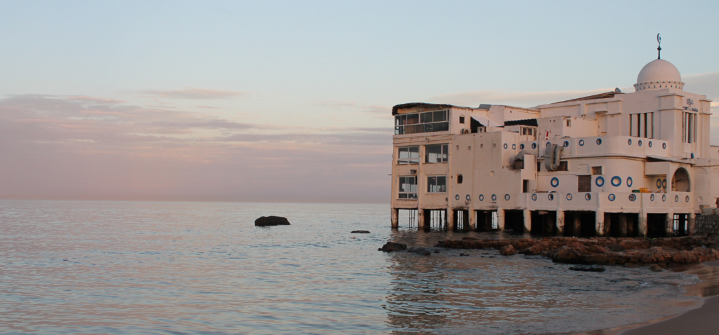 Photo de la plage de La Marsa avec Kobet Lehwa