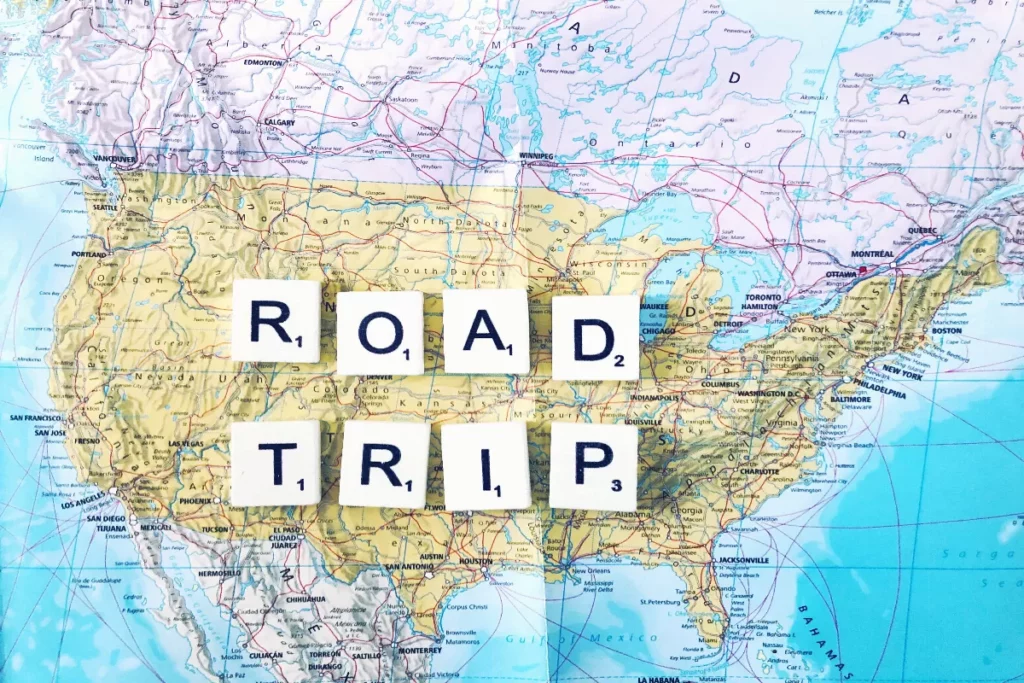 Cartes des États-Unis avec inscrit "road trip" dessus